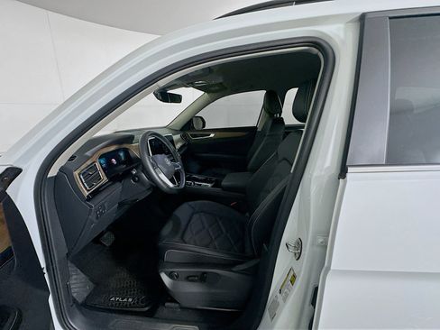 Used 2024 Volkswagen Atlas SE image 13