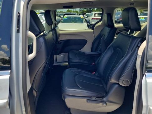 Used 2024 Chrysler Pacifica Limited FWD image 12