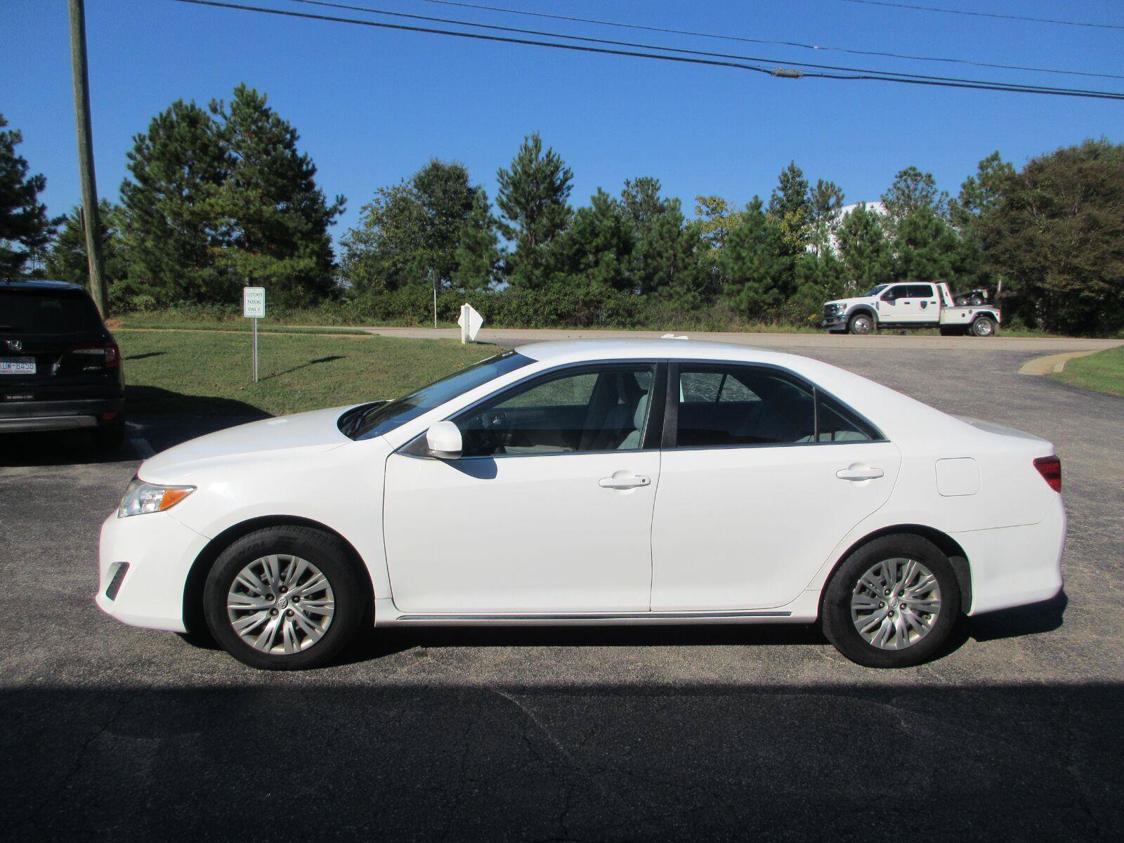 Used 2014 Toyota Camry LE FWD image 5
