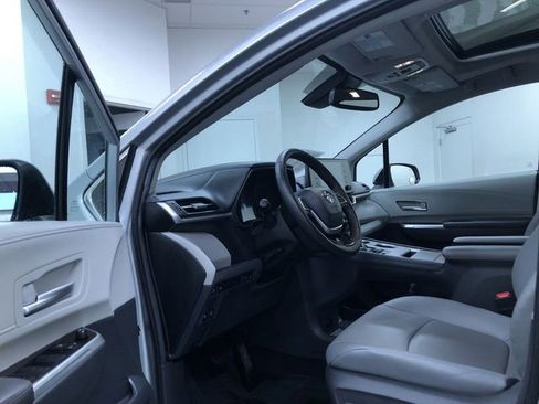 Used 2021 Toyota Sienna XLE image 10