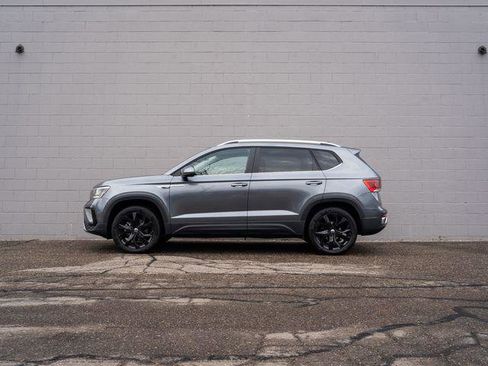 Used 2022 Volkswagen Taos SE w/ Panoramic Sunroof Package AWD/4WD image 2