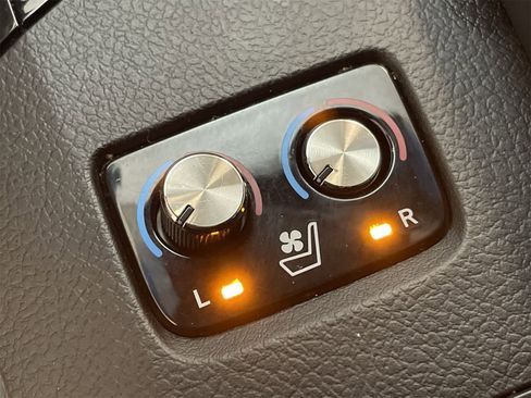 Used 2014 Toyota Avalon Limited image 7