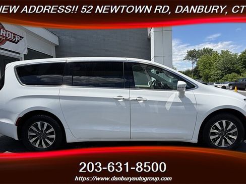 Used 2022 Chrysler Pacifica Touring-L FWD image 6
