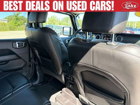 Used 2018 Jeep Wrangler Unlimited Sahara AWD/4WD image 34