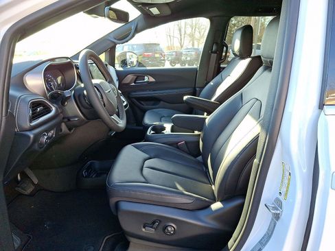 New 2026 Chrysler Pacifica Select FWD image 10