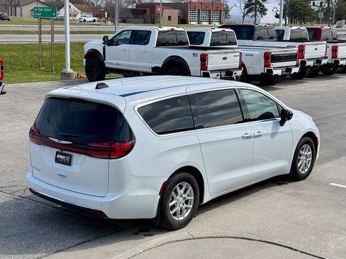 Used 2026 Chrysler Pacifica Select image 6