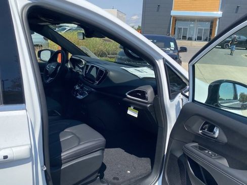 New 2026 Chrysler Voyager LX image 27