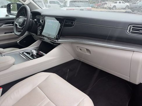 Used 2024 Jeep Wagoneer L Series II RWD image 31