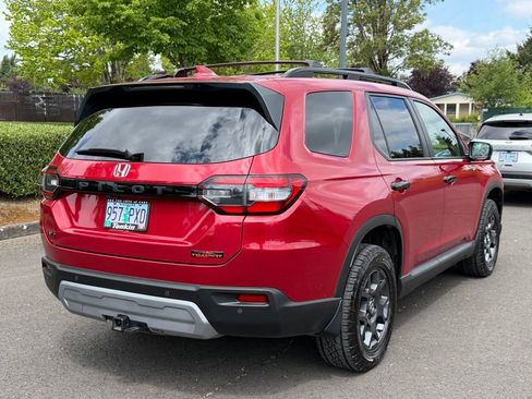 Used 2025 Honda Pilot TrailSport image 8