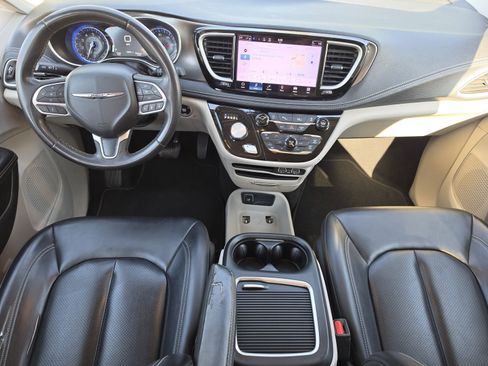 Used 2023 Chrysler Pacifica Touring-L FWD image 9