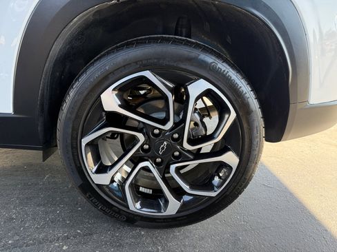 Used 2025 Chevrolet Trax RS w/ Sunroof Package FWD image 16