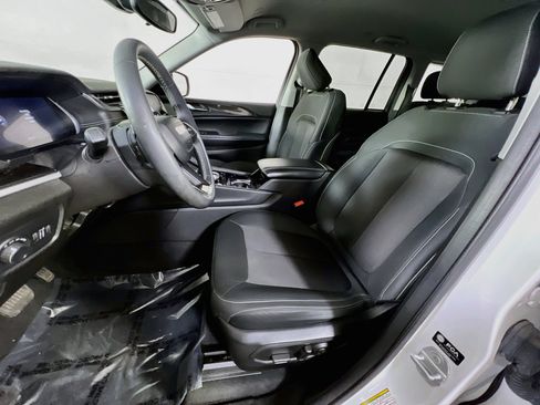 Used 2023 Jeep Grand Cherokee Laredo AWD/4WD image 19