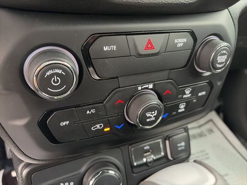 Used 2019 Jeep Renegade Latitude w/ Popular Equipment Group image 28