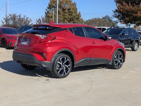 Used 2022 Toyota C-HR XLE image 6