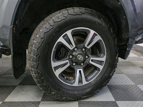 Used 2017 Toyota Tacoma Limited image 15