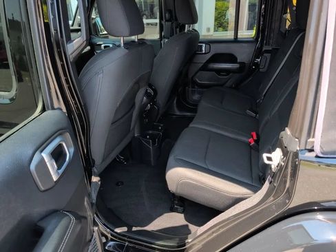 Used 2019 Jeep Wrangler Unlimited Sahara AWD/4WD image 32
