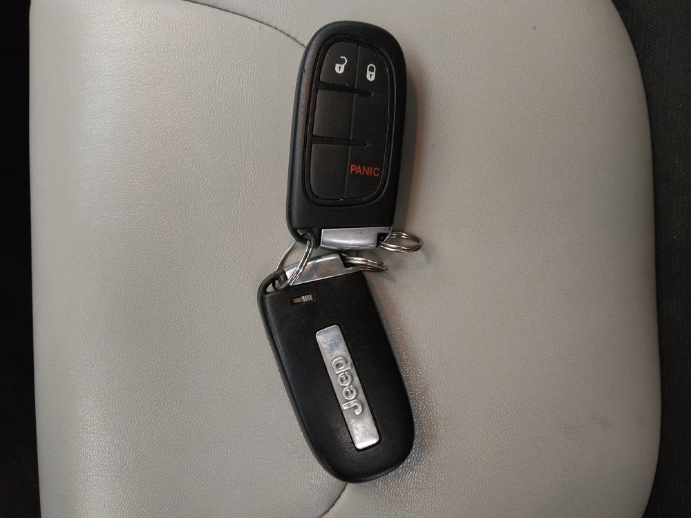 Used 2020 Jeep Cherokee Latitude Plus FWD image 32