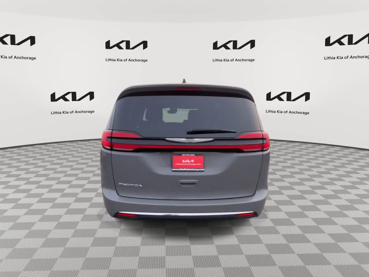 Used 2023 Chrysler Pacifica Touring-L FWD image 7