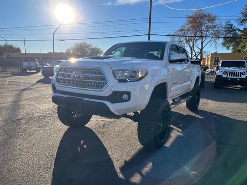 Used 2016 Toyota Tacoma TRD Sport image 11