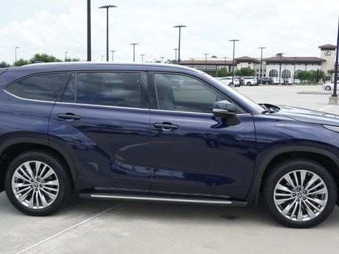 Used 2024 Toyota Highlander Platinum FWD image 4