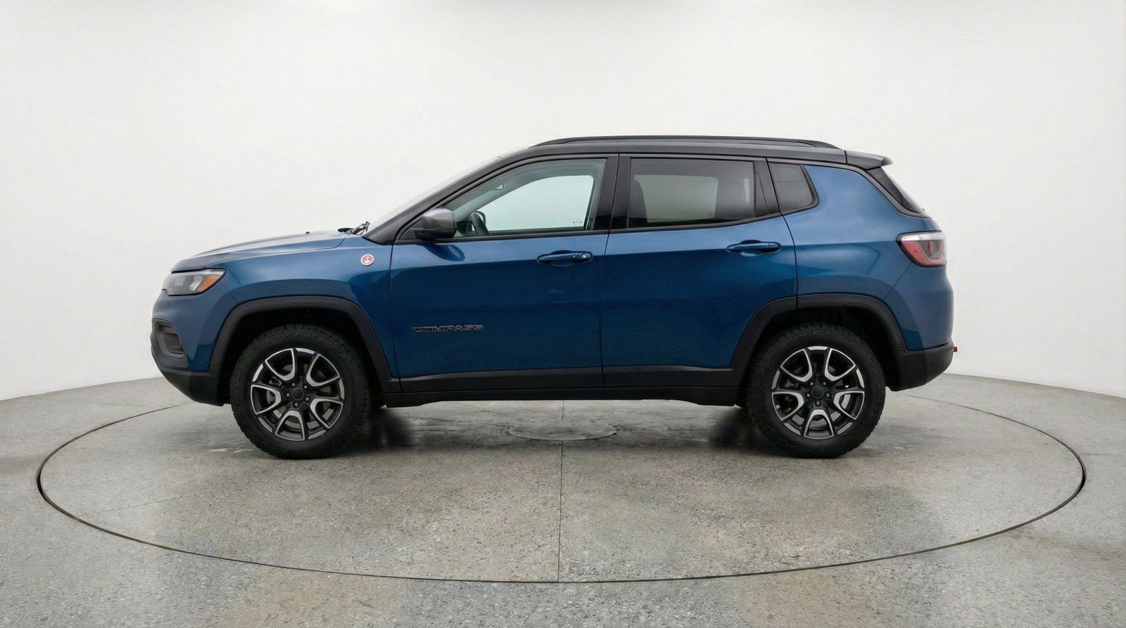 Used 2025 Jeep Compass Trailhawk AWD/4WD image 4