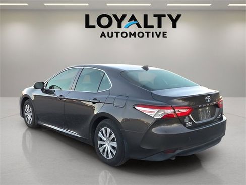 Used 2020 Toyota Camry LE image 3