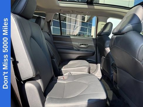 Used 2025 Toyota Grand Highlander AWD image 12