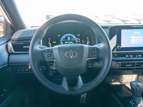 Used 2025 Toyota Camry SE w/ Convenience Package image 15