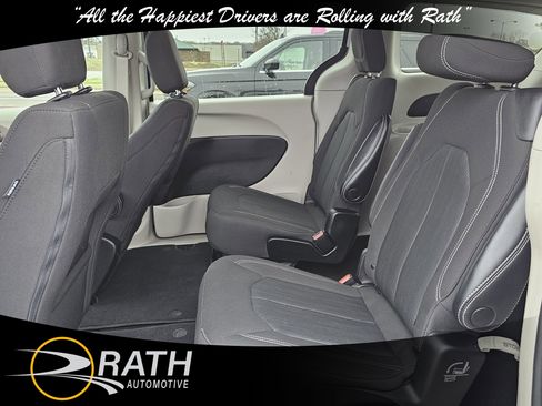 Used 2022 Chrysler Voyager LX image 15