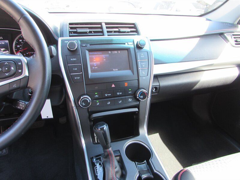 Used 2015 Toyota Camry SE w/ Moonroof Package FWD image 15