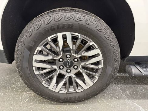 Used 2025 Chevrolet Suburban Z71 image 20