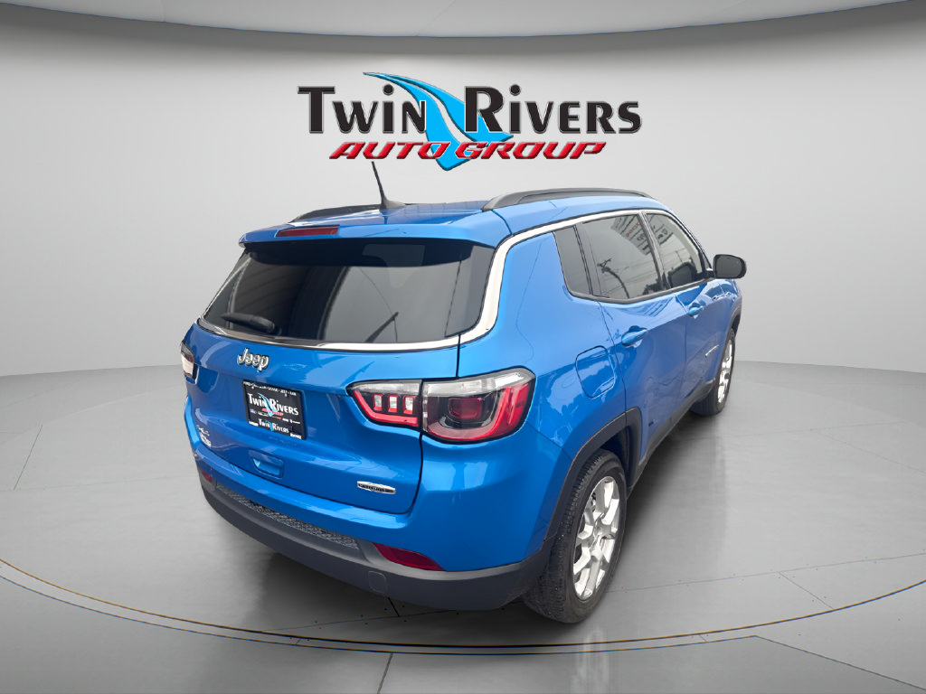 Used 2024 Jeep Compass Latitude w/ Sun and Sound Group AWD/4WD image 4