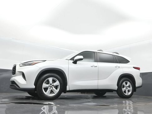 Used 2023 Toyota Highlander L FWD image 13