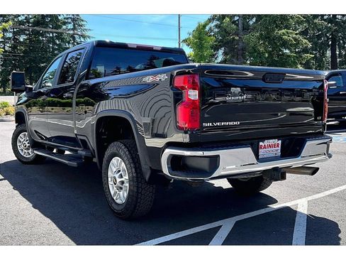 Used 2021 Chevrolet Silverado 2500 LT AWD/4WD image 3