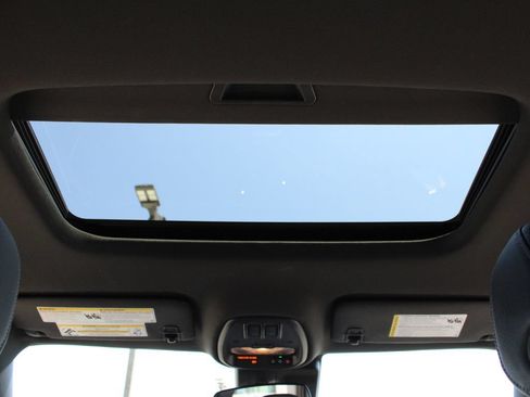 Used 2024 Chevrolet Trax RS w/ Sunroof Package FWD image 17