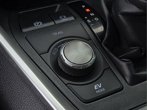 Used 2025 Toyota RAV4 XSE AWD/4WD image 15