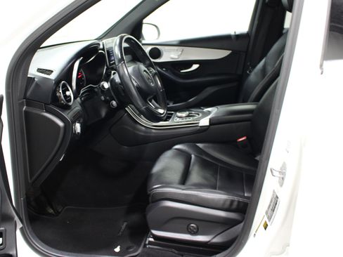 Used 2019 Mercedes-Benz GLC 300 4MATIC image 3