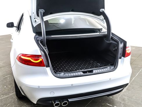 Used 2017 Jaguar XF Premium image 23