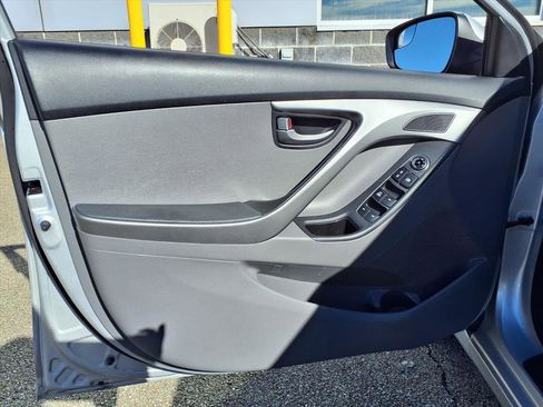 Used 2015 Hyundai Elantra SE image 12