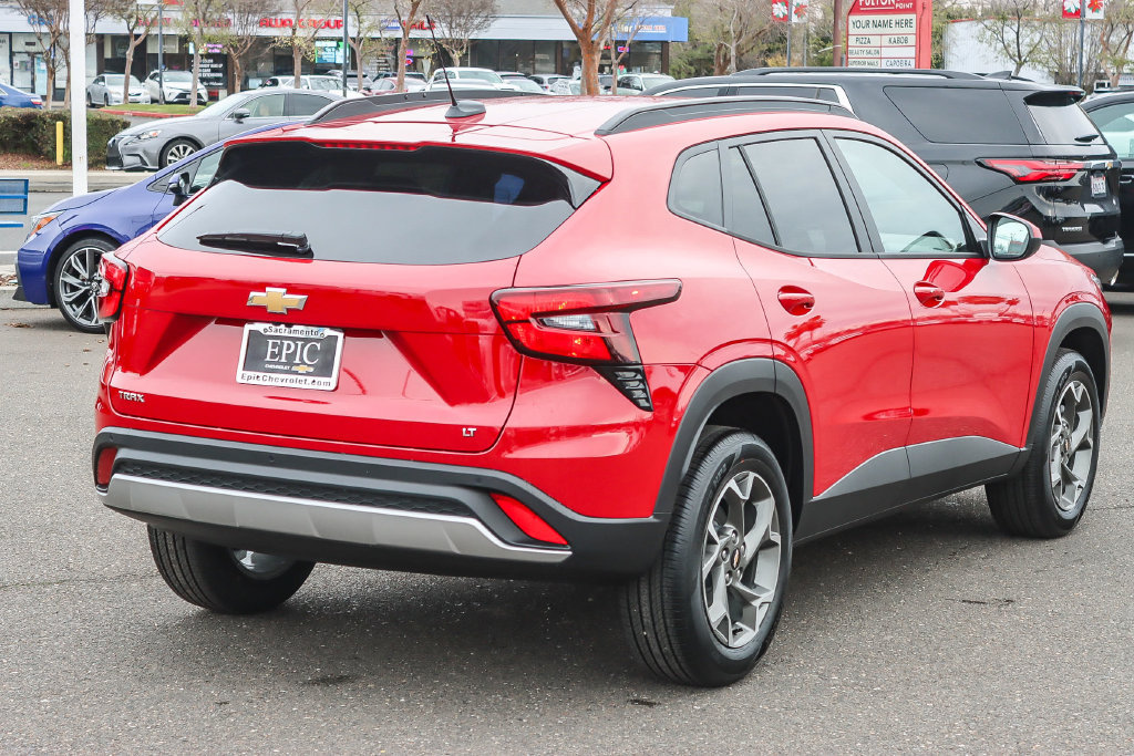 Used 2026 Chevrolet Trax LT w/ Driver Confidence Package FWD image 4