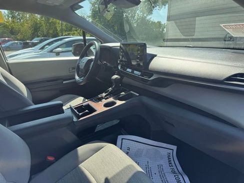 Used 2023 Toyota Sienna LE image 10