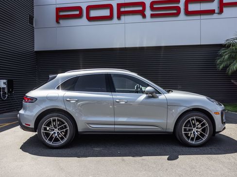 Certified 2026 Porsche Macan AWD/4WD image 8