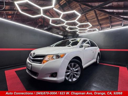 Used 2015 Toyota Venza LE FWD image 2