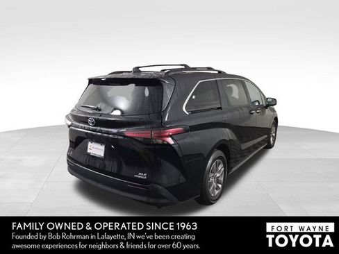 Used 2022 Toyota Sienna XLE w/ XLE Plus Package AWD/4WD image 7
