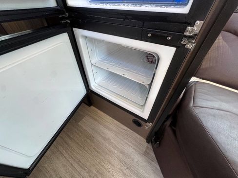 Used 2018 Mercedes-Benz Sprinter 3500 image 38