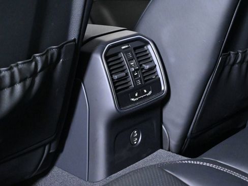 Certified 2026 Porsche Macan AWD/4WD image 20