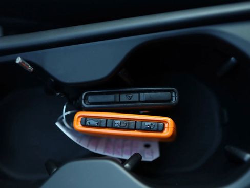 Used 2025 Volvo XC40 B5 Core image 28