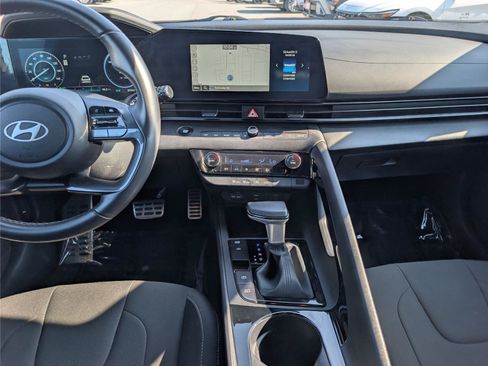 Used 2025 Hyundai Elantra SEL FWD image 17