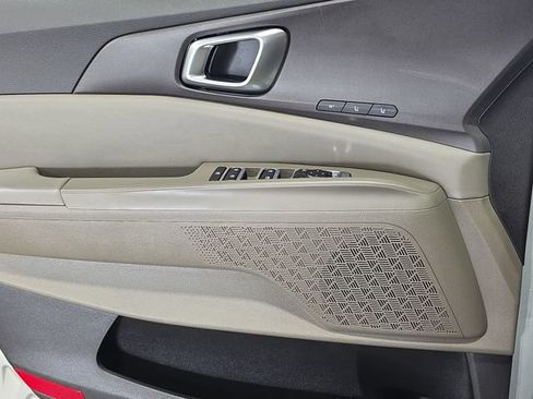 Used 2025 Kia Carnival EX FWD image 33