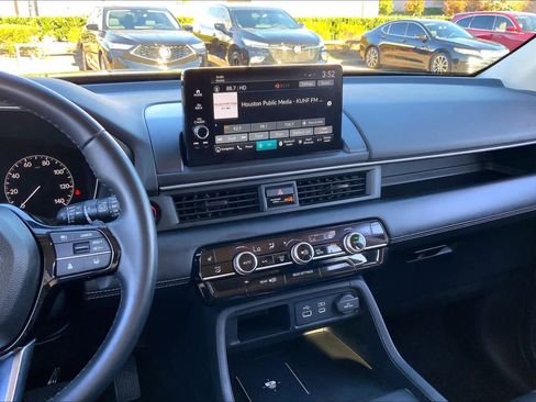 Used 2023 Honda Pilot Touring image 6